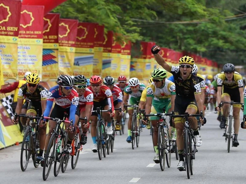 Desriac Loic đánh bại nhiều hảo thủ Việt Nam đăng quang ngôi nhất chặng 8